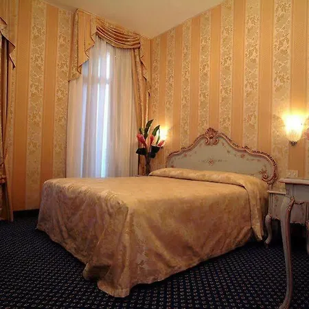 Hotel Savoia & Jolanda Veneza